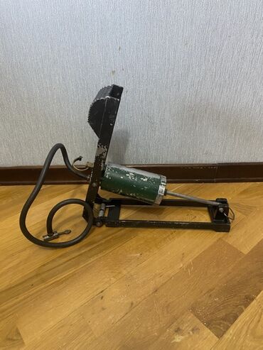 Avtomobil kompressorları və nasosları: Bu SSSR den qalma ayaq nasosudir. cox yaxwi veziyetdedi. təkərləri — 3