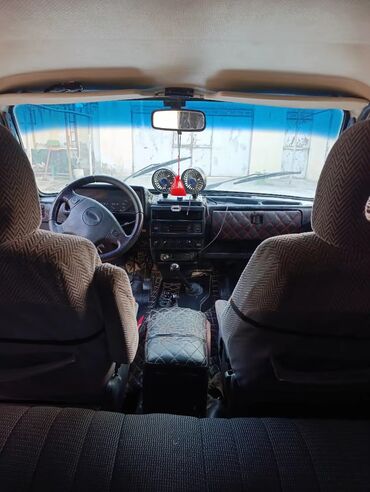 VAZ (LADA): Model: Lada Niva (VAZ 2121/21214 seriyası, 3 qapılı), ağ rəng. Gövde — 3