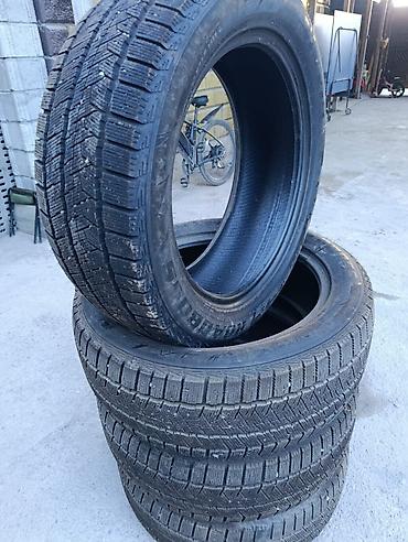Комплект зимних автомобильных шин Michelin. На фото — 4 шины без