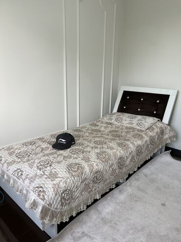кровати металические: Спальный гарнитур, Односпальная кровать, Шкаф, Тумба, цвет - Белый, Б/у