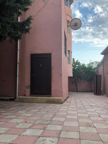Uzunmüddətli kirayə evlər: Üçmərtəbəli həyətli ev kirayə/təklif olunur. Xüsusiyyətlər: - Geniş — 1
