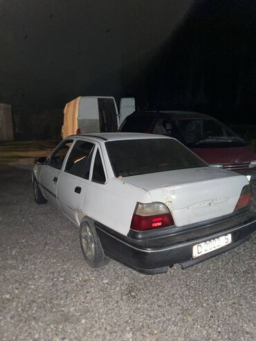 машына приора: Белый седан Daewoo Nexia, оснащенный четырьмя дверями и багажником