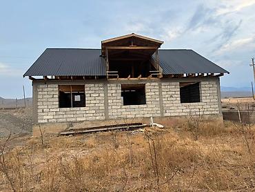 Продажа коттеджей и домов: Продаётся недостроенный дом с мансардным этажом неподалеку от города — 1