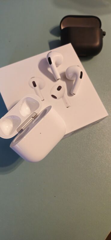 qulaqcıq qiymətləri: Apple airpods 3.Magsafe dəstəklidir.Bunun ucunde qiymeti biraz