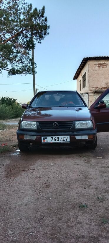 Volkswagen: Volkswagen Vento: 1992 г., 1.8 л, Механика, Бензин, Седан