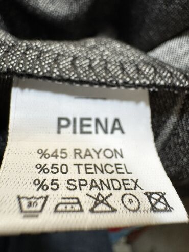 Kardiqanlar, jaketlər: Qadın uzun – PIENA - Rəng: qara, nazik ağ xətt naxışları - Model — 4