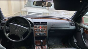 Mercedes-Benz: Mercedes-Benz C‑Class sedan (W202), al qırmızı rəng. - Kuzov: 4 — 7