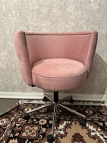 Ofis mebeli: Pudra-çəhrayı rəngdə yumşaq məxmər üzü ilə fırlanan ofis/maqaj stulu — 1