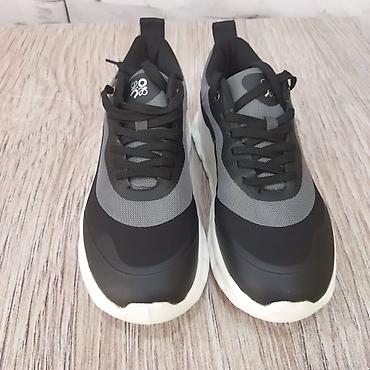 boz krosovkalar qadın ucun: Unisex idman ayaqqabısı – qara/boz rəng palitrası, ağ hündür rellefli — 4