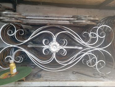 Откатные ворота: Элегантные кованые ворота черного цвета с изящными золотистыми — 8