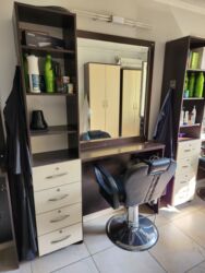 всё для парикмахерских: Продаю мебель, кресло для парикмахера, стол для маникюра, шкаф