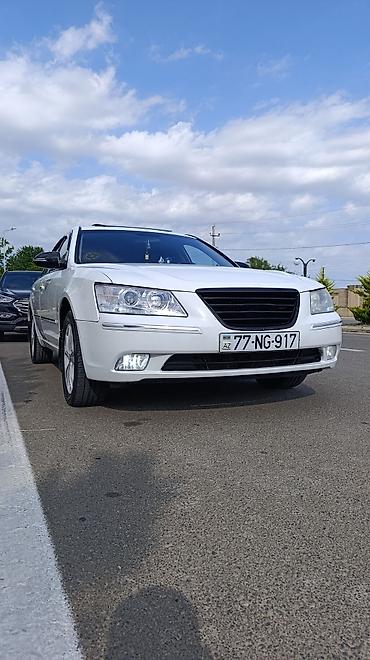 volkswagen tiguan 1: Hyundai Sonata sedan – ağ rəng, 77-NG-917 nömrə nişanı. Geniş və rahat — 1