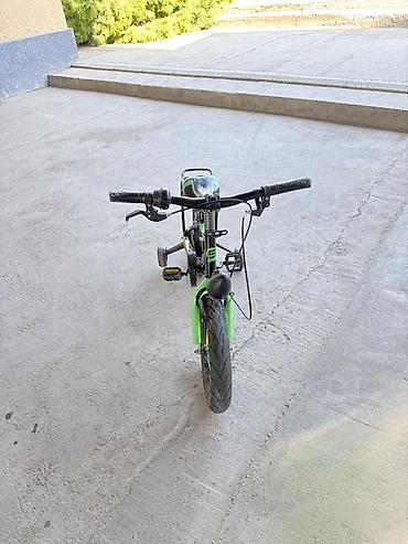 4 момс: Детский велосипед BMX, размер колёс примерно 14". Яркий чёрно‑зелёный — 2