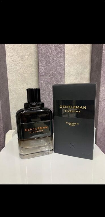 kişi köynekleri: Givenchy Gentleman Eau de Parfum Boisée tünd şüşə butulkada, qara
