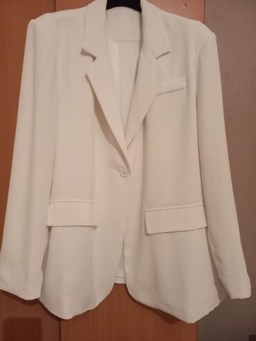Пиджаки, жакеты: Продаю пиджак белого цвета. Ткань вискоза, тонкая, приятная на ощуп