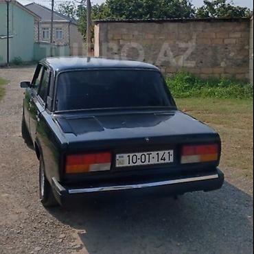 avtomobiler: VAZ 2107, qara sedan. - Kuzov: klassik 4 qapılı sedan, qara rəng — 4