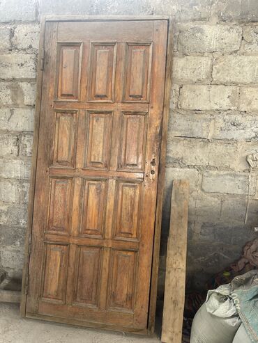 Двери и комплектующие: Продается б/у дверь 
Полностью из натурального дерева