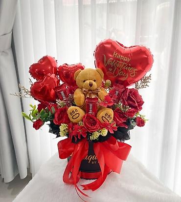 Подарки и сувениры: Подарочные композиции из шоколадок, цветов,мягких игрушек . ко — 4