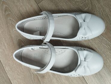 детская обувь на липучке: Туфли белые размер 34. Обували один раз на праздник, потом ребенок