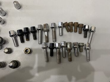 набор рожковых ключей: Сборный лот крепежа для колёс: болты и гайки разных типов и размеров