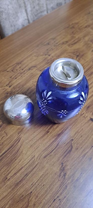 bıt mojet ətir: Kobalt-mavi şüşədən dekorativ bankalar – metal qapaqlı - Material — 2