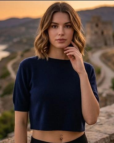 Kratka pletena majica (crop top) – tamnoplava - Model: ženska kratka na lalafo.rs Kratka pletena majica (crop top) – tamnoplava - Model: ženska kratka
