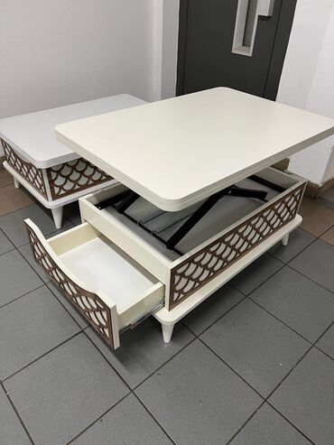 Stolovi: Dostupne su 4 boje, Dimenzije stola su 60x90, a kada se rasklopi — 9