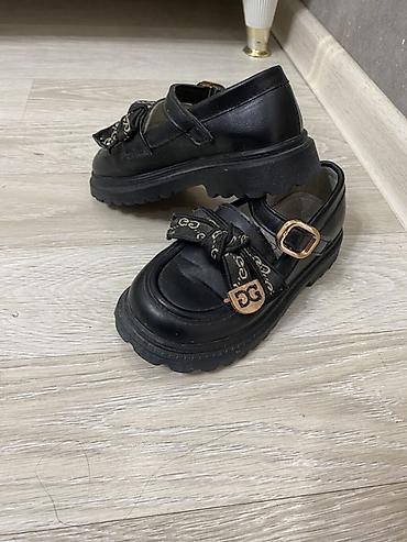gucci обувь: Комплект для девочки: школьная форма + аксессуары Состав набора: - — 3