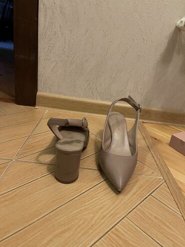 Женская обувь: Туфли, Размер: 37, цвет - Бежевый, Б/у