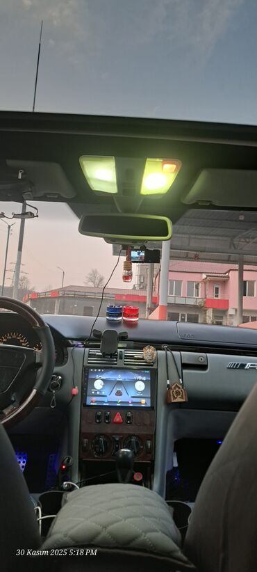 Mercedes-Benz: Mercedes-Benz E-Class (W210) sedan - Gümüş rəng, 4 qapı - Ön dəyirmi — 19