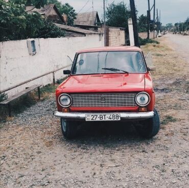 27-BT-488 dövlət nömrə nişanlı, qırmızı rəngdə Lada avtomobili