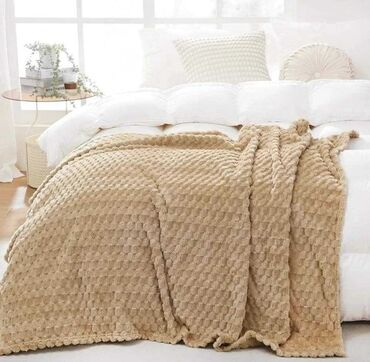 Blankets and Bedspreads: Plush, Size - Double