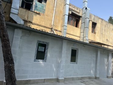 Оконные решетки: Bu bina möhkəm hörgü konstruksiyasına malikdir və iki mərtəbədən
