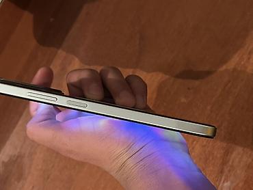 Другие мобильные телефоны: Смартфон с плоскими гранями и разъёмом USB‑C. На нижнем торце: решётка — 3