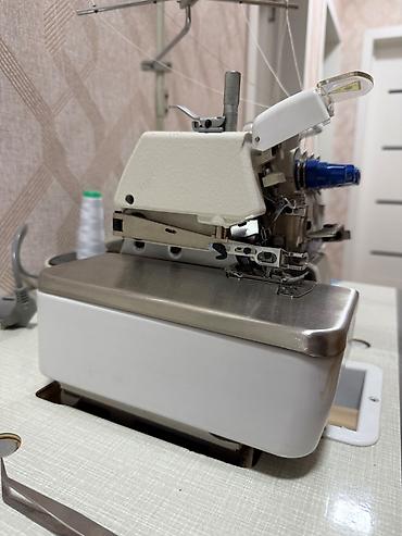 Tikiş maşını çox az işlenilib bir averlok bir profesyonel tikiş — 2