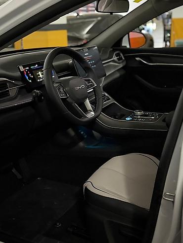 2025: BYD Qin Plus (sedan), ağ rəng. - Kuzov: 4 qapılı sedan, aerodinamik — 6