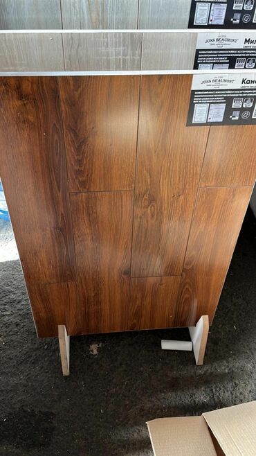 taxta qapila: Laminat döşəmə panelləri – taxta teksturalı, isti qəhvəyi tonlarda -