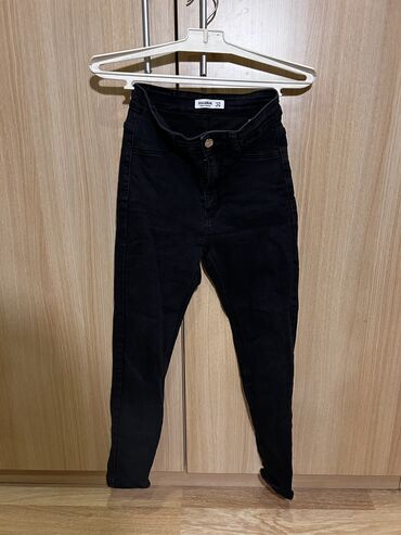 зауженные женские джинсы: Джинсы Pull and Bear, S (EU 36), цвет - Черный
