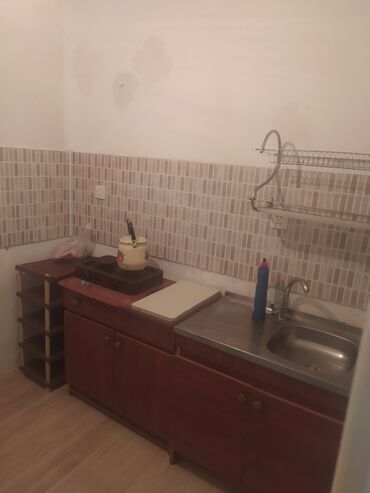 1 комнатная посуточно в баку: İcarəyə təqdim olunan kiçik studio tipli məkan - Planlaşdırma: Açıq