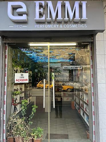 hal hazırda: EMMI Perfumery & Cosmetics – 1972-dən ətir və kosmetika mağazası — 3