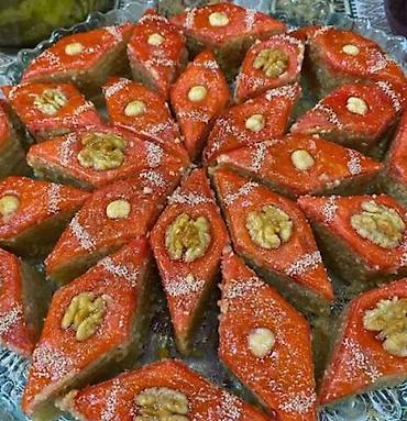evde daye: Gəncə paxlavası kətə siqaret və s. bişirilir qoz və badamdan — 1