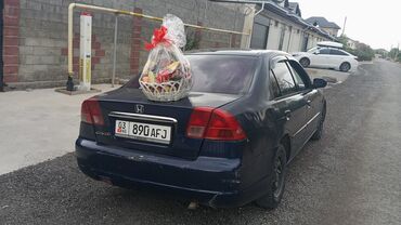 продаю авто в аварийном состоянии: Автомобиль Honda Civic седан, представленный в темно-синем цвете