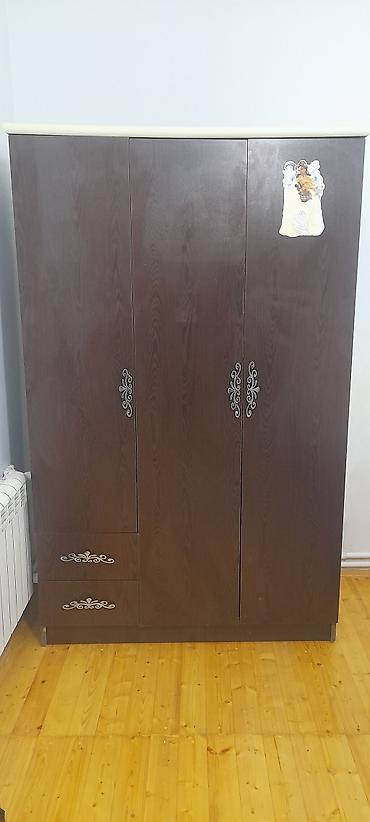 Üç qapılı dolab satilir.Deyerinden ucuz satiram