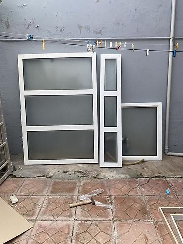 Təmir və tikinti: Ağ rəngli PVC (plastik) pəncərə çərçivələri və şüşə panellər dəsti — 1