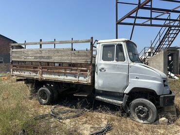 Tavalar: Bu yük maşını müxtəlif növ yüklərin daşınması üçün geniş platformaya