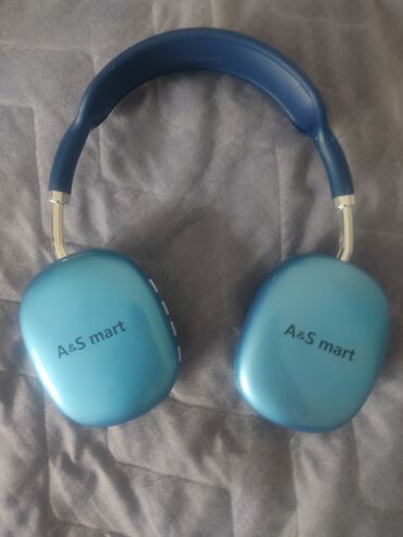 Bluetooth qarniturdu. Heç işləməmişəm, SD kart var, Micro USB portlu