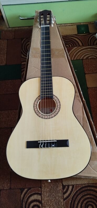 Гитары: Срочно продаю гитару цена договорная 
гитара новая с набором