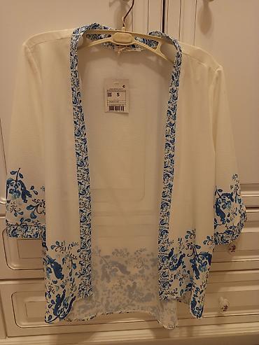 Açıq rəngli, nazik fakturalı kimono tipli üst geyimi. Açıq önlü