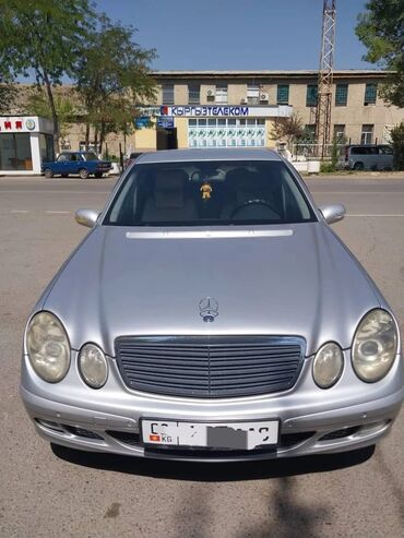 ищу квартиру на долгий срок: Элегантный серебристый седан Mercedes-Benz E-Класс, идеальный для