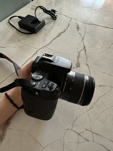 электронная книга сколько стоит: Зеркальная камера Canon EOS 250D в черном корпусе с объективом